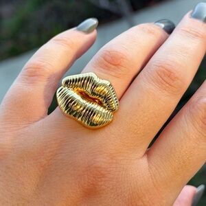 Bold Lip Statement Ring – 18K Gold Plated Stainless Steel